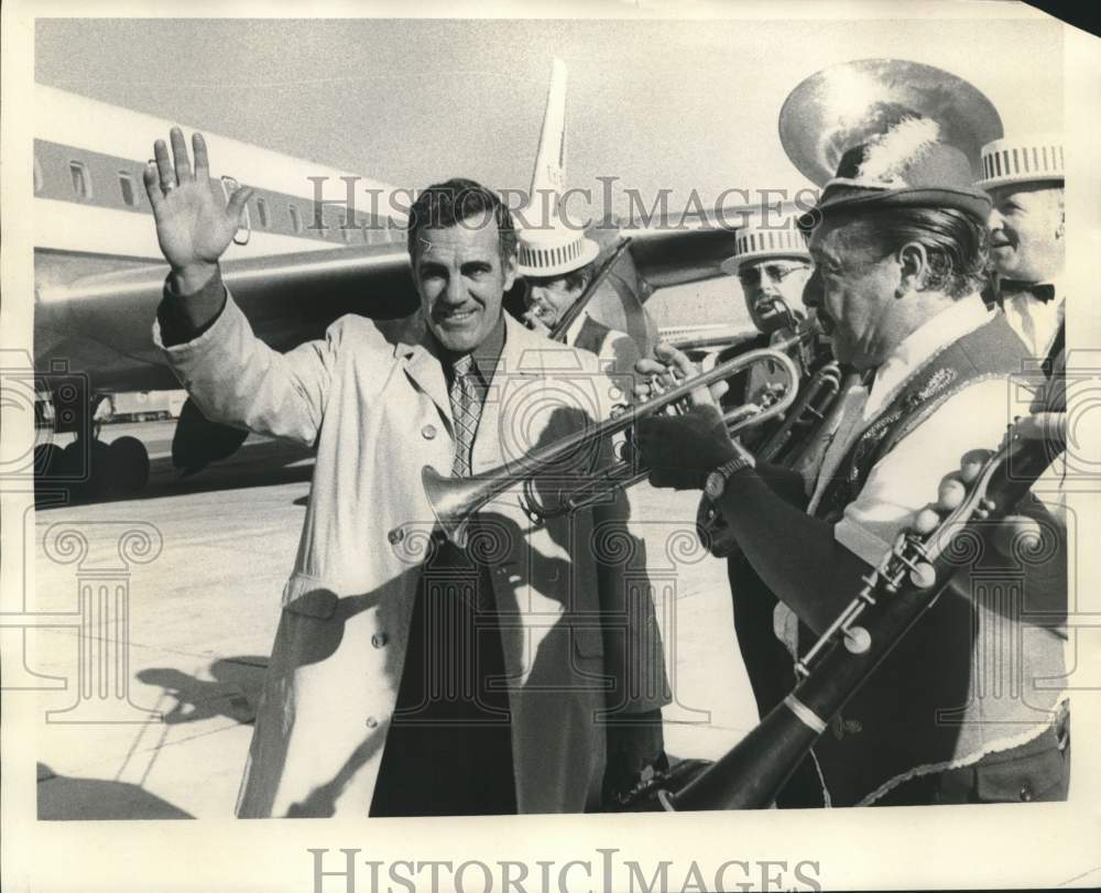 1973 Press Photo Notre Dame football coach Ara Parseghian waves at NO Airport- Historic Images