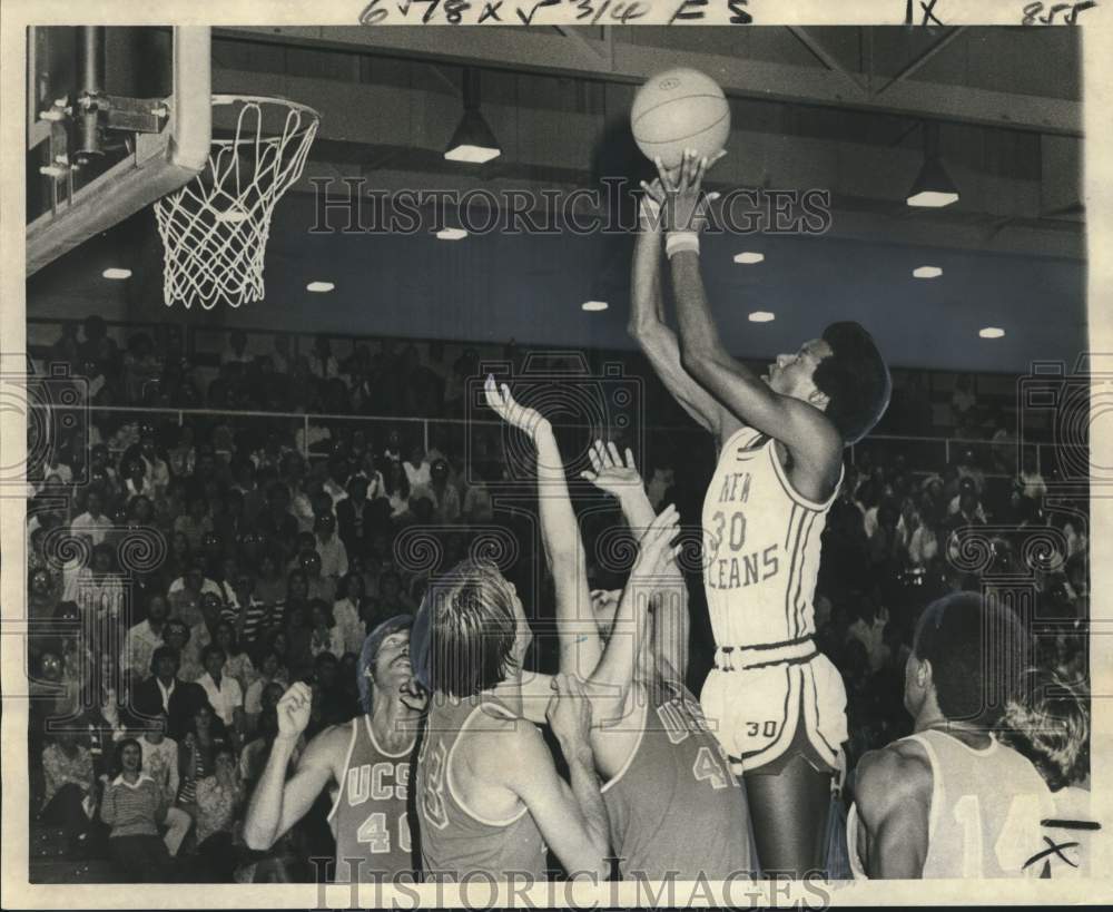 1977 Press Photo New Orleans basketball player Curtis Pace - nos28244- Historic Images