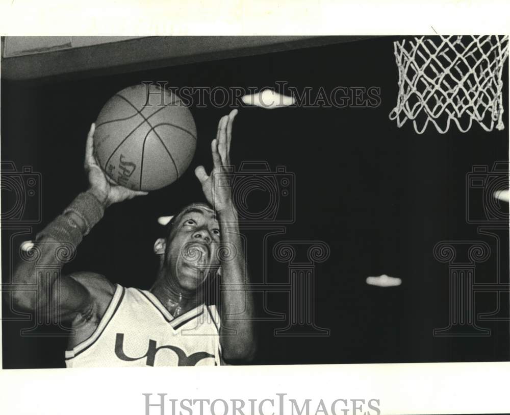 1981 Press Photo UNO basketball player Mark Petteway grabs a rebound in game- Historic Images