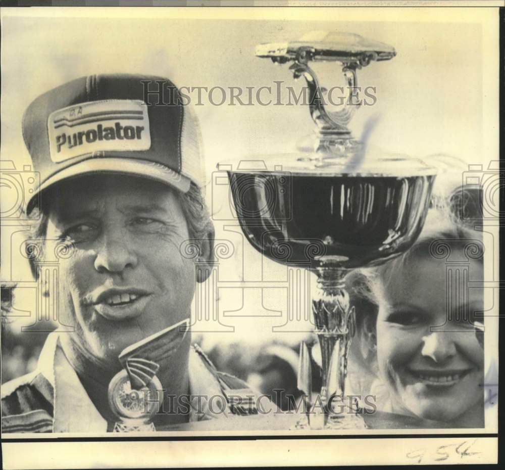 1976 Press Photo Race driver David Pearson after an Atlanta 500 win - nos28309- Historic Images