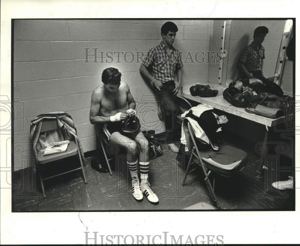 1982 Press Photo Boxer Jerry Pellegrini prepares to fight his son - nos28312- Historic Images