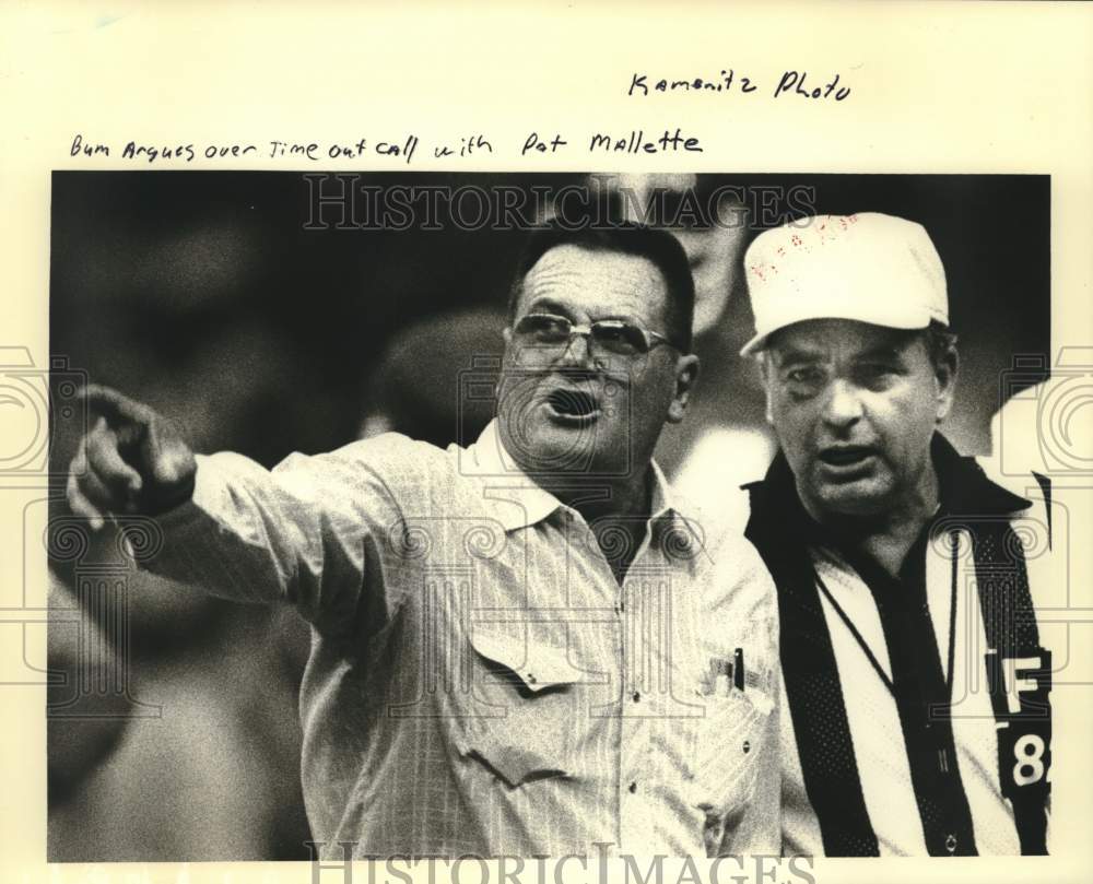 1985 Press Photo Football coach Bum Phillips argues with official Pat Mallette- Historic Images