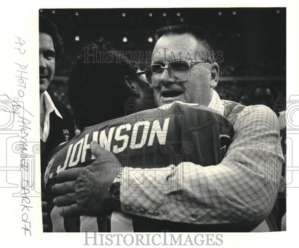 1983 Press Photo New Orleans Saints coach Bum Phillips hugs player B. Johnson- Historic Images