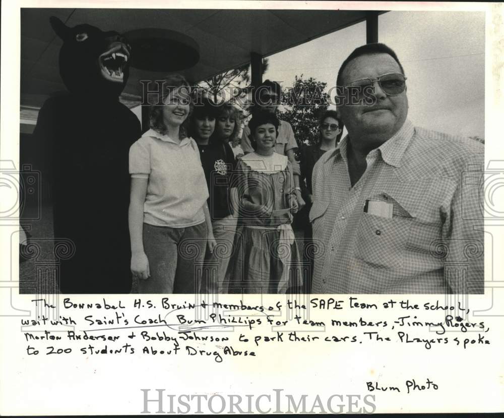 1983 Press Photo Bonnabel High students and Saints football coach Bum Phillips- Historic Images