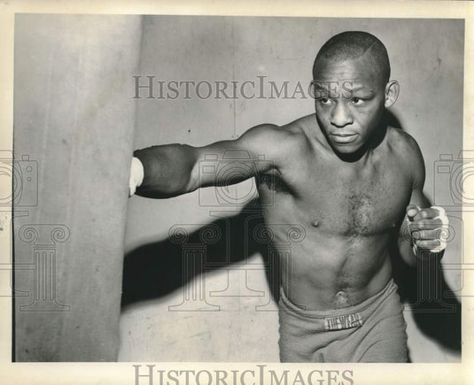 Press Photo Boxer Eddie Perkins hits the punching bag during practice- Historic Images