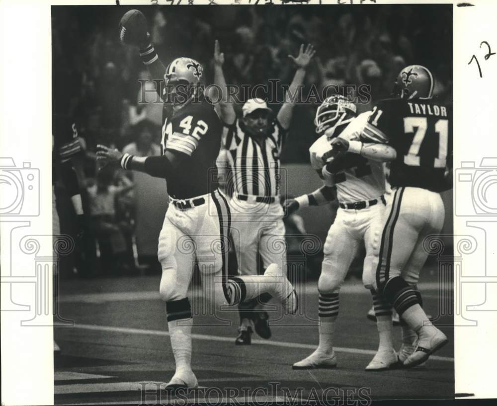 1979 Press Photo New Orleans Saints football player Chuck Muncie scores a TD- Historic Images