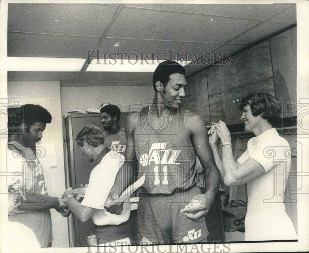 1976 Press Photo Nurse Marian Tingley with New Orleans Jazz basketball players- Historic Images