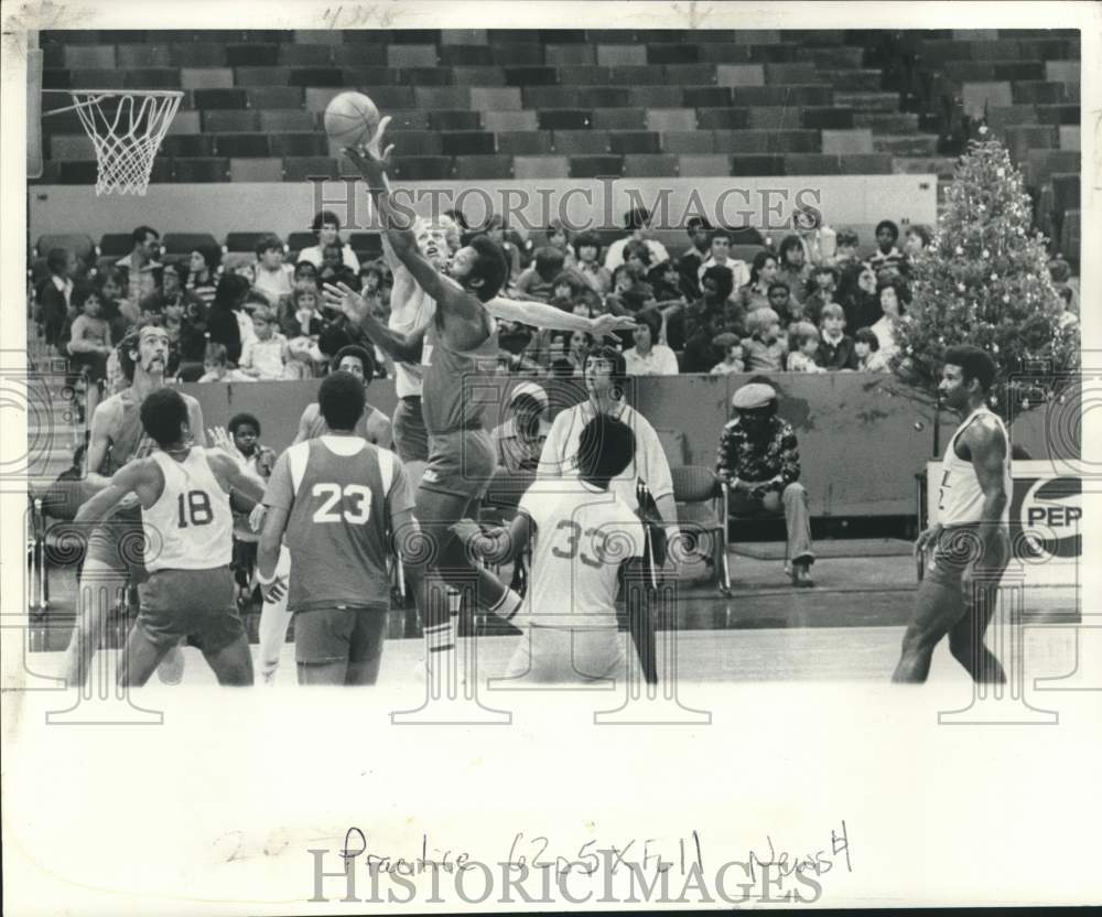 1977 Press Photo Children watch the New Orleans Jazz basketball team practice