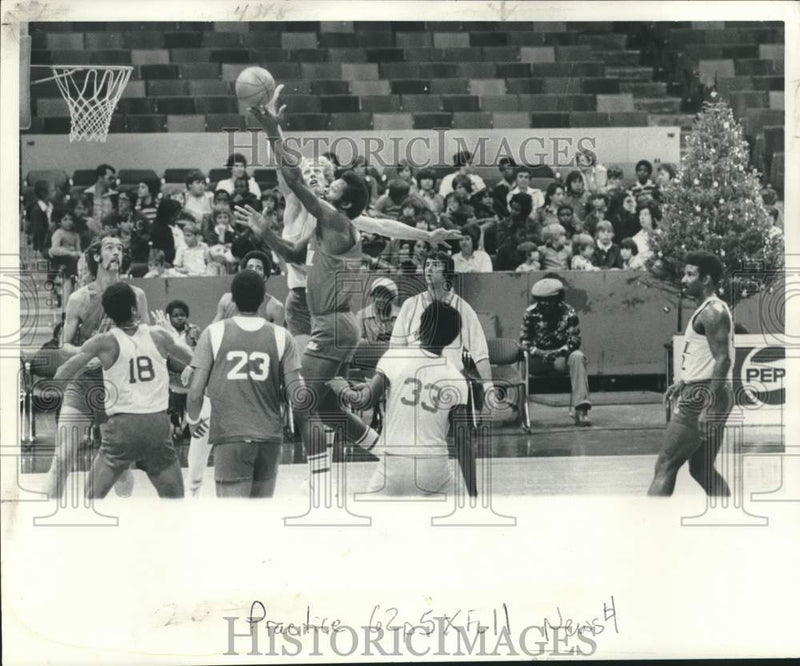 Load image into Gallery viewer, 1977 Press Photo Children watch the New Orleans Jazz basketball team practice
