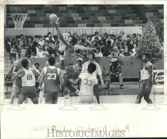 1977 Press Photo Children watch the New Orleans Jazz basketball team practice