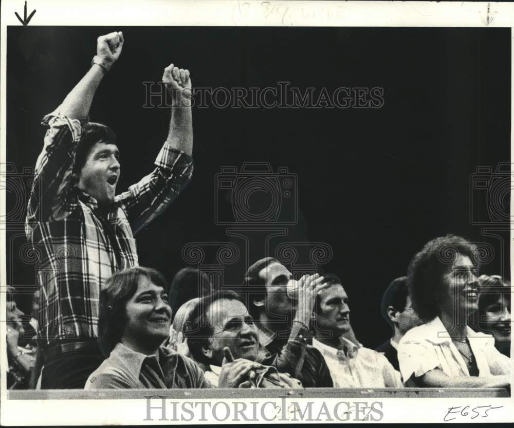 1977 Press Photo New Orleans Jazz basketball fans - nos28539- Historic Images