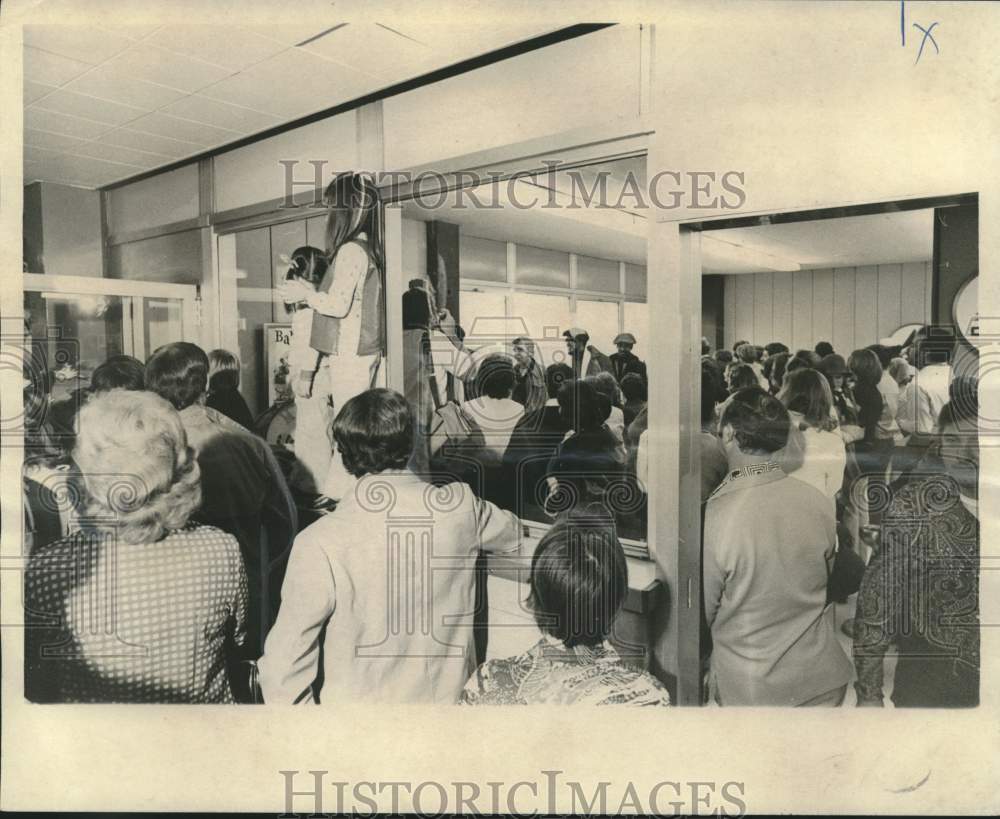 1976 Press Photo Fans greet the New Orleans Jazz basketball team at airport- Historic Images