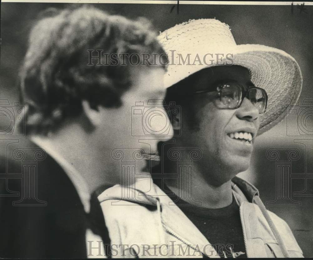 1977 Press Photo All-Rookie NFL football player Chuck Muncie - nos28550- Historic Images