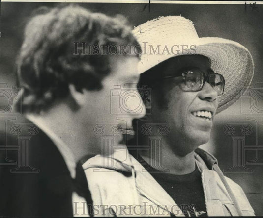 1977 Press Photo All-Rookie NFL football player Chuck Muncie - nos28550- Historic Images