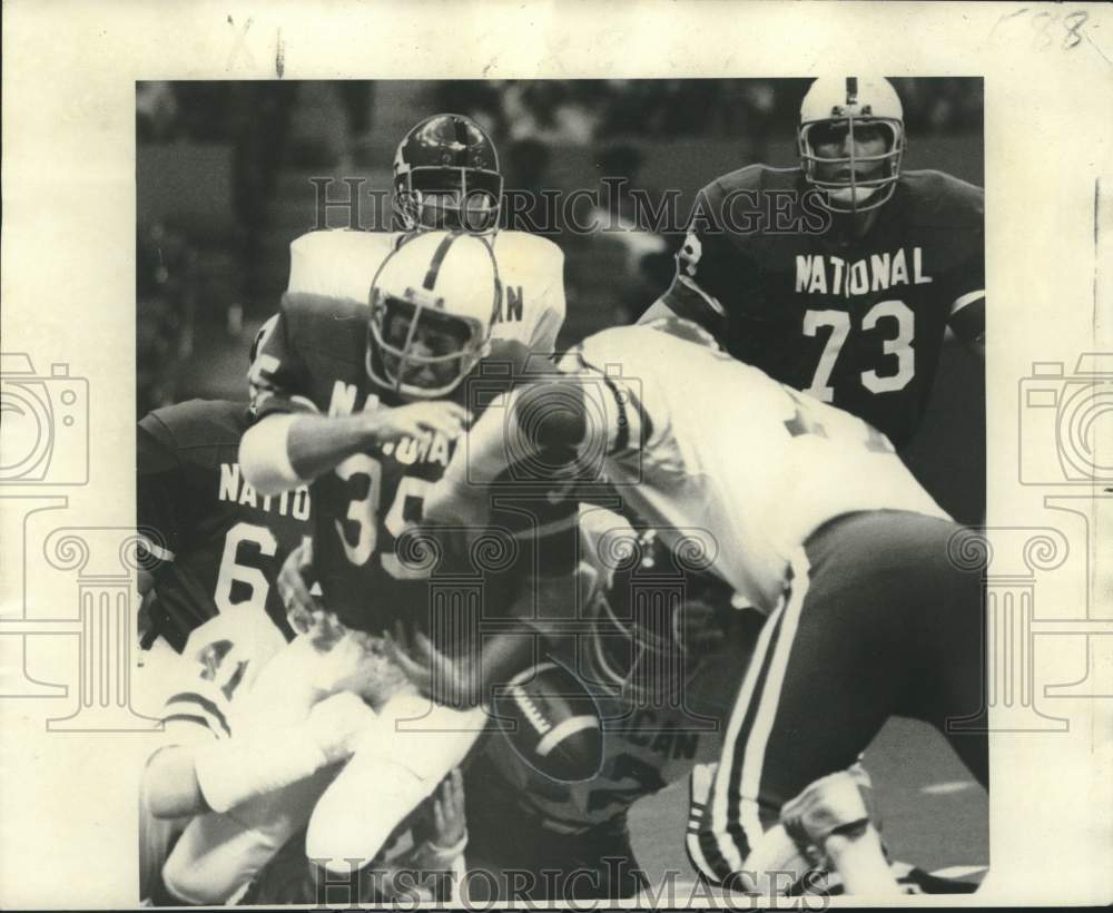 1976 Press Photo St. Louis football player Jim Otis #35 fumbles ball in Pro Bowl- Historic Images