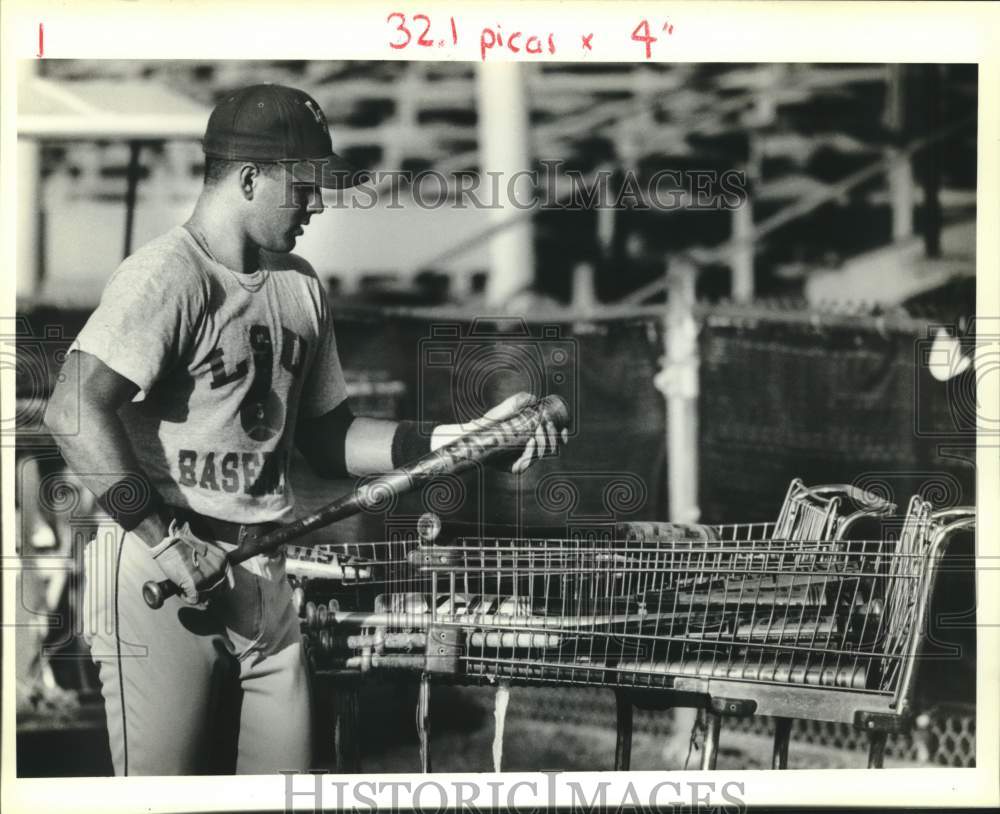 1990 Press Photo LSU baseball player Keith Ostie selects bat from shopping cart- Historic Images