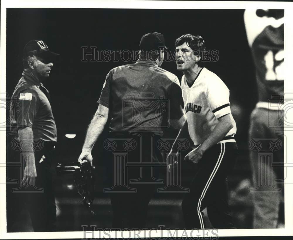 1983 Press Photo Baseball player Pat O&#39;Shea argues with umpires during a game- Historic Images