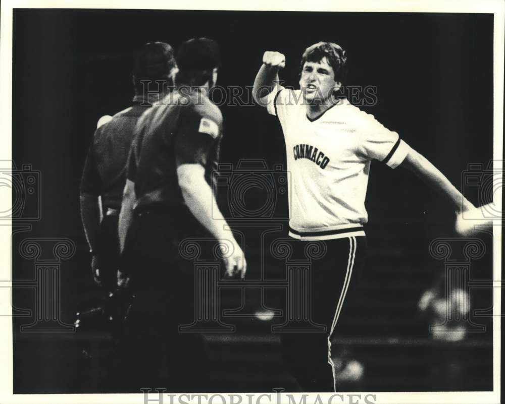 1983 Press Photo Conmaco baseball manager Pat O&#39;Shea argues with umpires- Historic Images