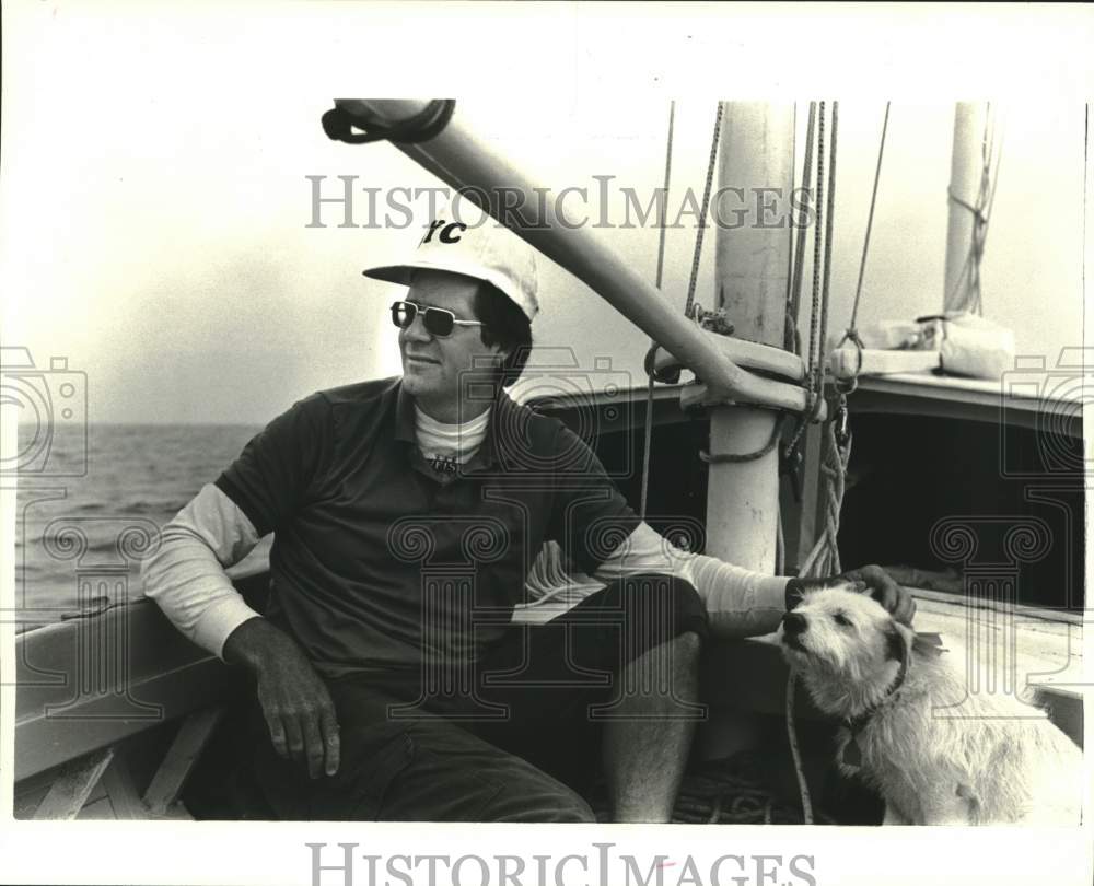 1987 Press Photo Steve Owens &amp; his dog Bump watch swimmers from his boat- Historic Images