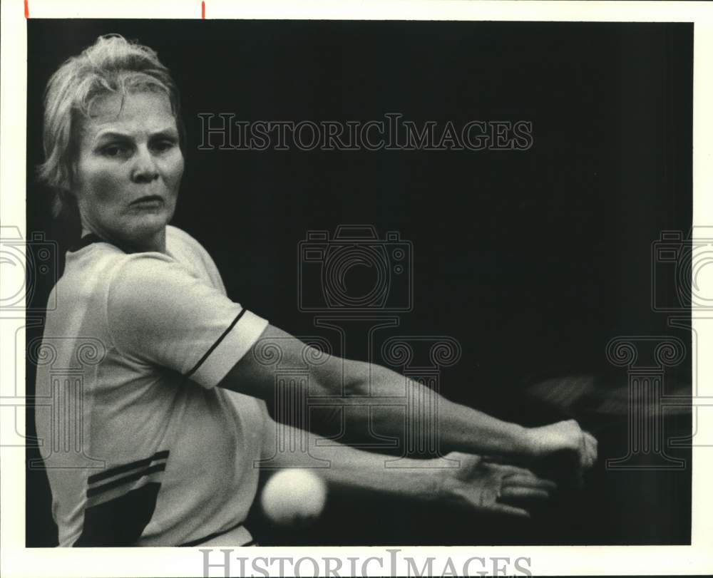 1985 Press Photo Tennis player Susan Starrett returns shot at USTA match- Historic Images