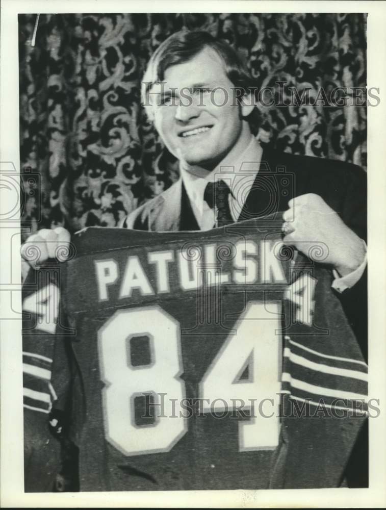 1972 Press Photo Buffalo Bills football player Walt Patulski holds up his jersey- Historic Images