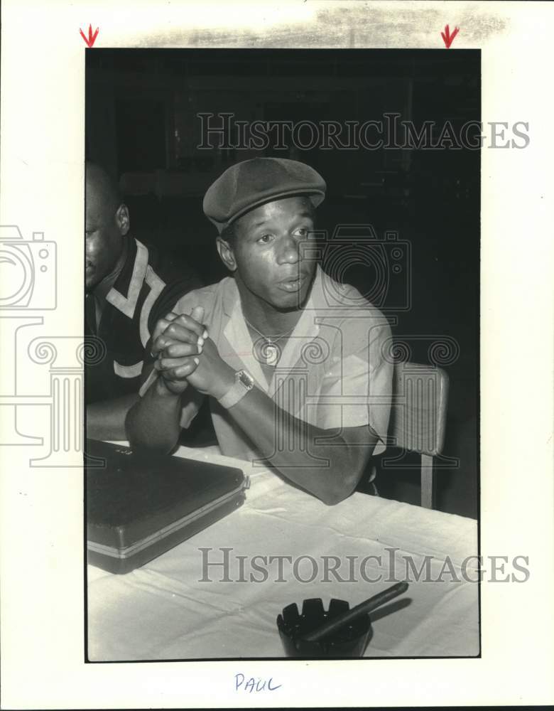 1982 Press Photo Boxer Melvin Paul sits at table with briefcase - nos28649- Historic Images