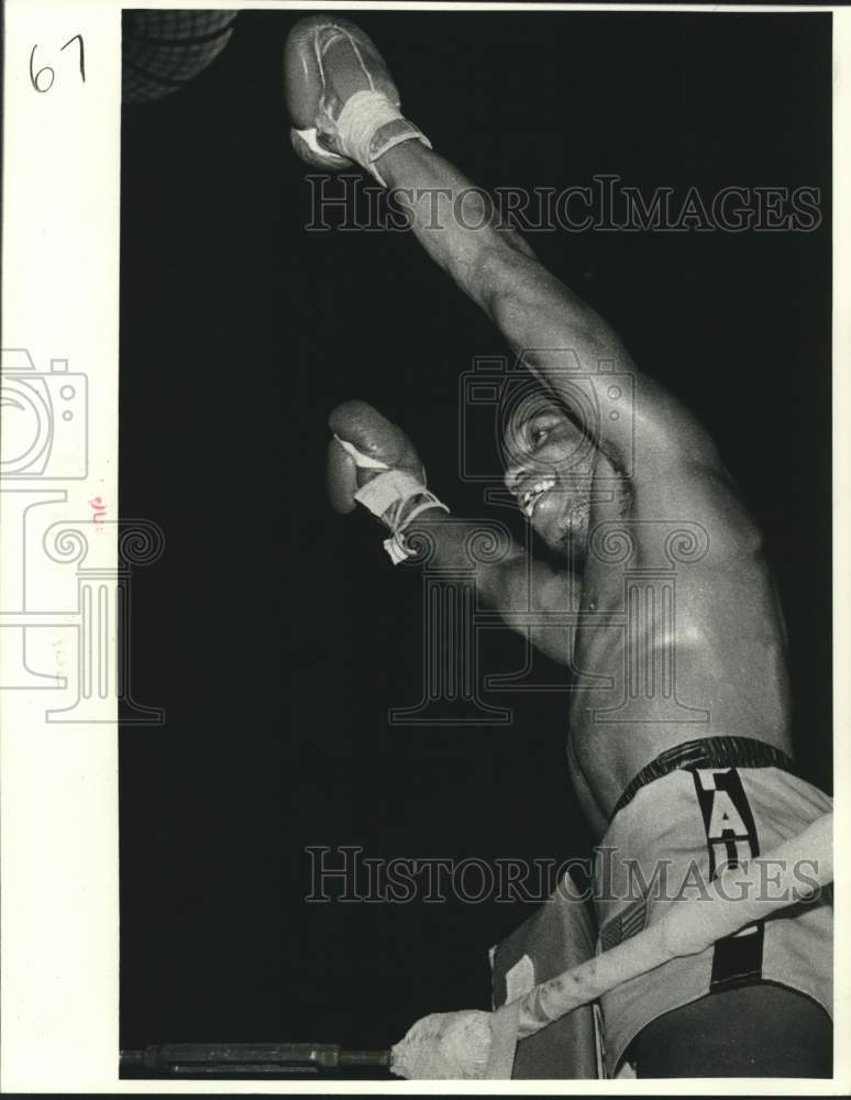 1981 Press Photo Boxer Melvin Paul raises arms after beating Scotty Foreman- Historic Images