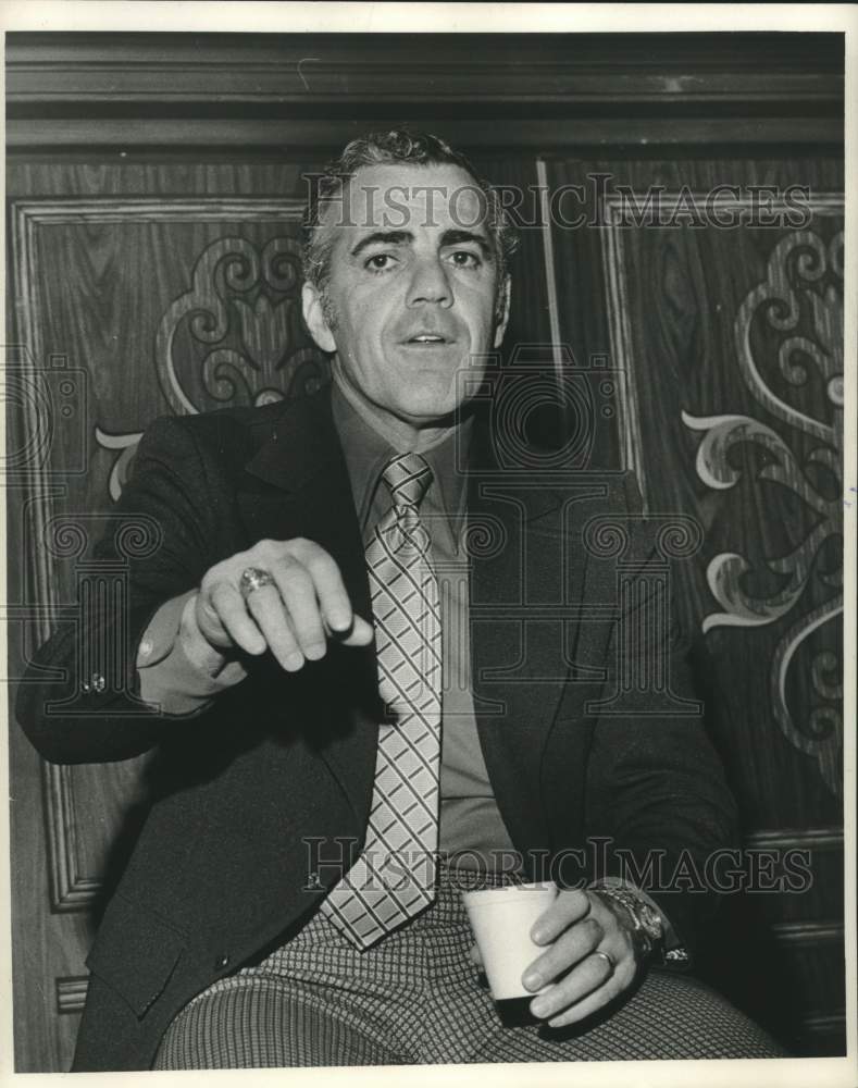 1974 Press Photo Notre Dame football coach Ara Parseghian talks to media- Historic Images