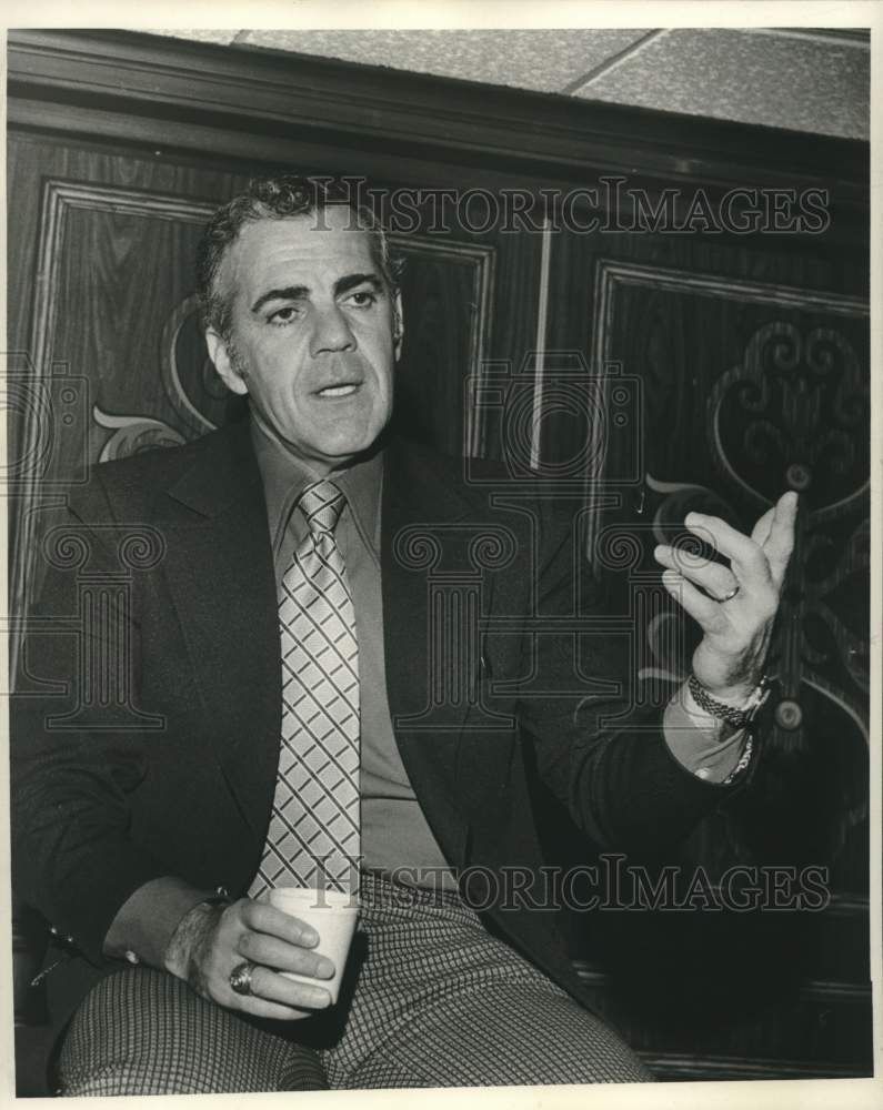 1974 Press Photo Notre Dame football coach Ara Parseghian gestures - nos28700- Historic Images