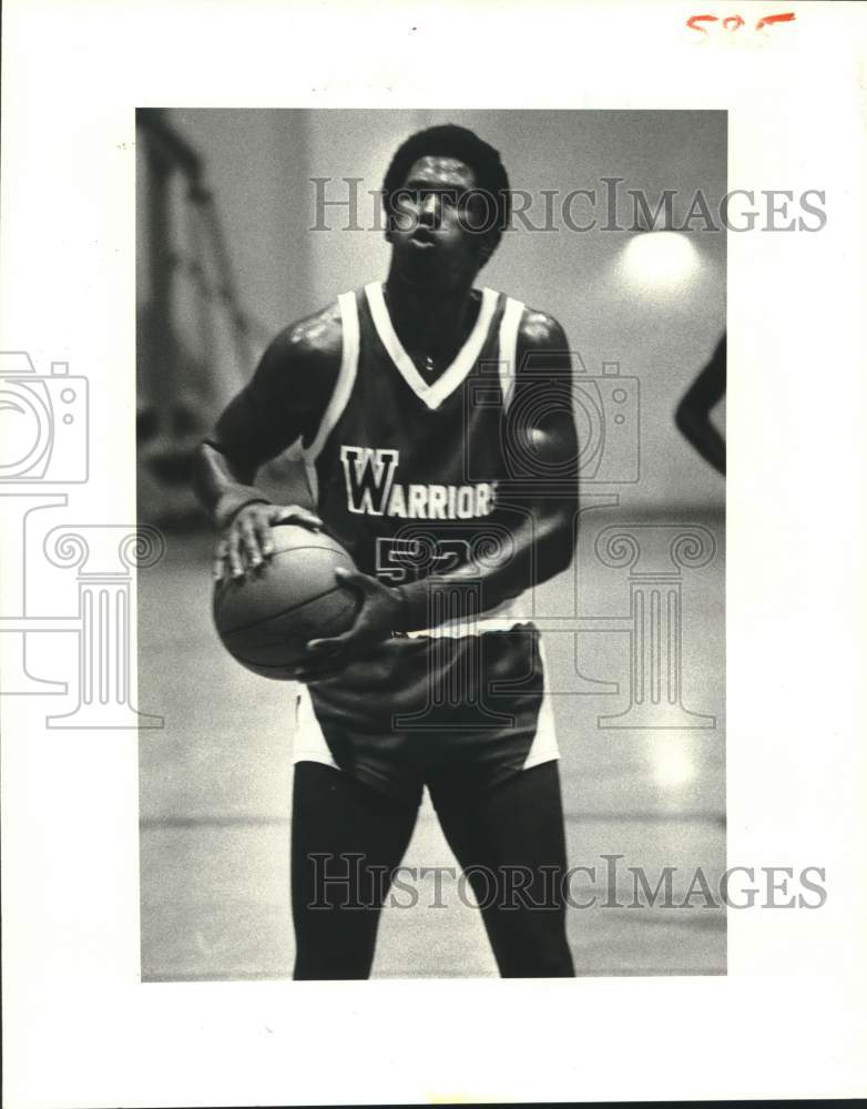 1981 Press Photo East Jefferson basketball player Ken Perkins is ready to shoot- Historic Images