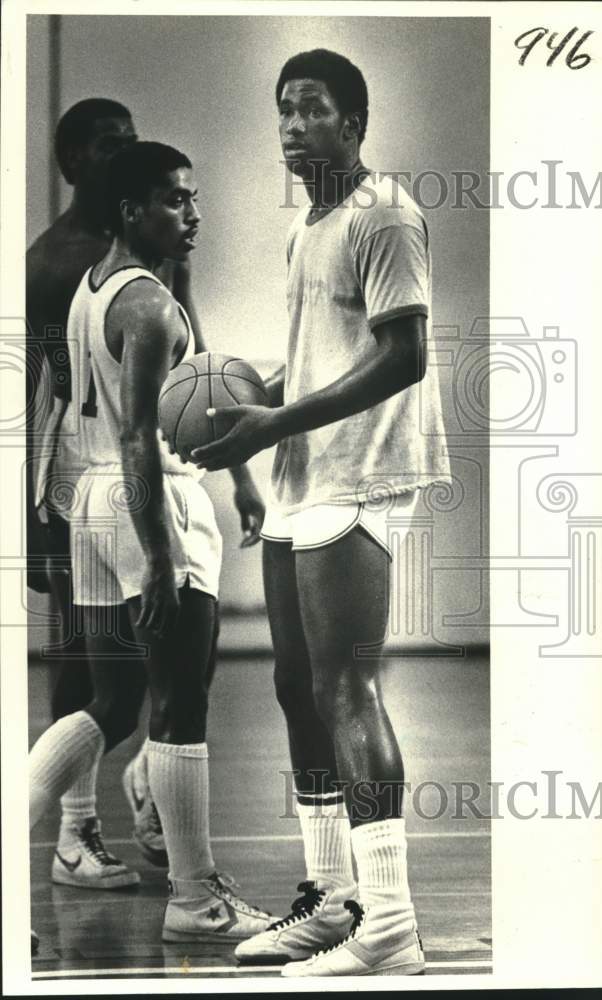 1982 Press Photo East Jefferson basketball player Ken Perkins watches practice- Historic Images