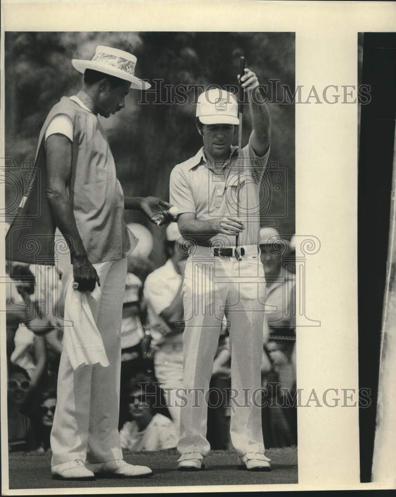 1978 Press Photo Golfer Gary Player uses putter to line up his shot at NO Open- Historic Images