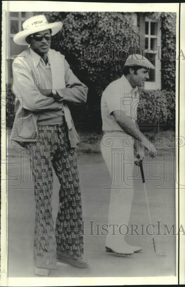 1974 Press Photo Golfer Gary Player with his caddy Alfred Dyer at British Open- Historic Images