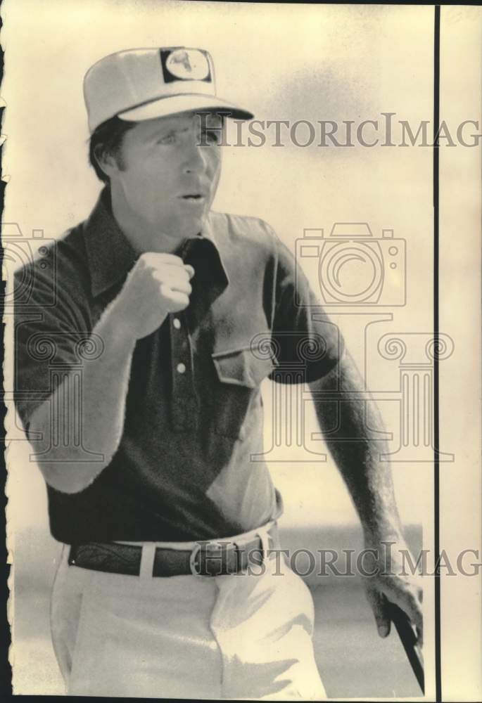 1975 Press Photo Golfer Gary Player pumps his fist after birdie putt in NC match- Historic Images