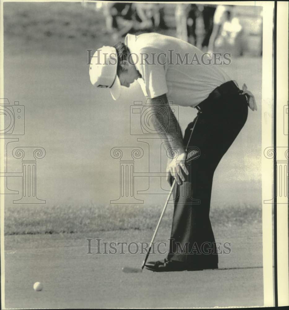 1975 Press Photo Golfer Gary Player hangs his head after missing a putt- Historic Images