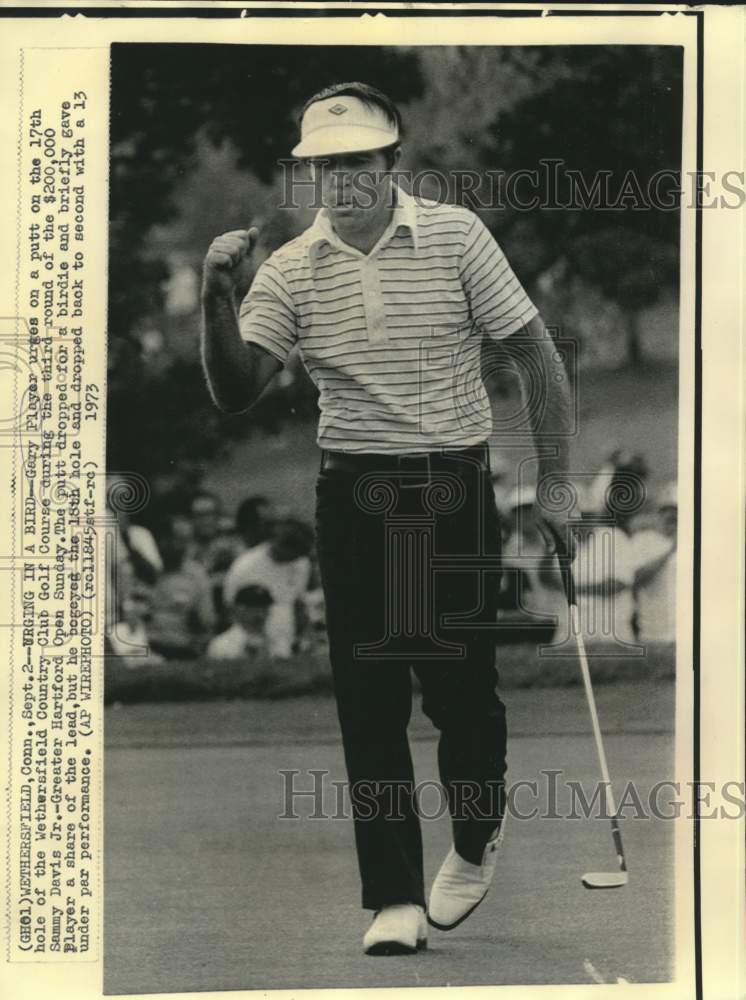 1973 Press Photo Golfer Gary Player pumps his fist to encourage a putt in CT- Historic Images