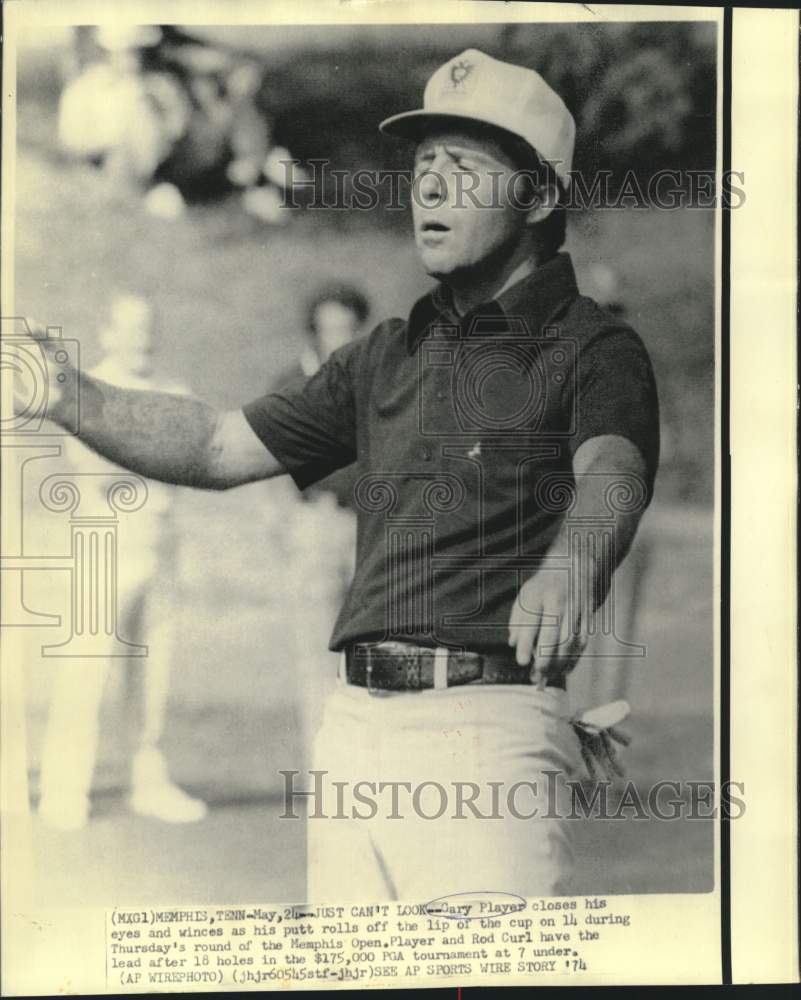 1974 Press Photo Golfer Gary Player closes his eyes and winces as he missed putt- Historic Images