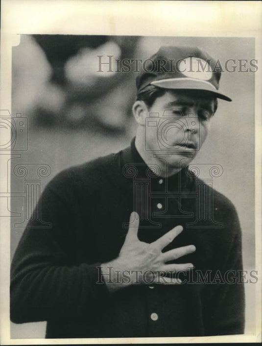 1974 Press Photo Golfer Gary Player closes his eyes and grabs his chest in match- Historic Images