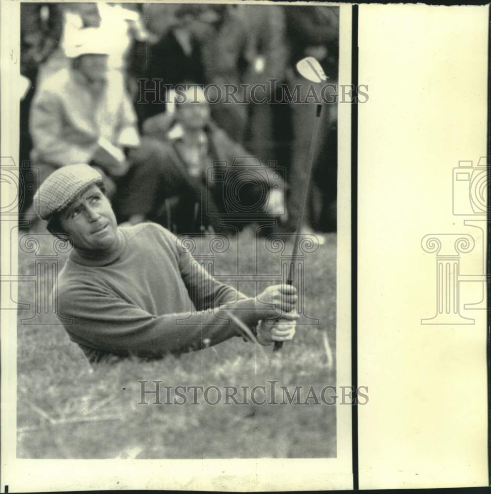 1974 Press Photo Golfer Gary Player hits out of deep bunker at British Open- Historic Images