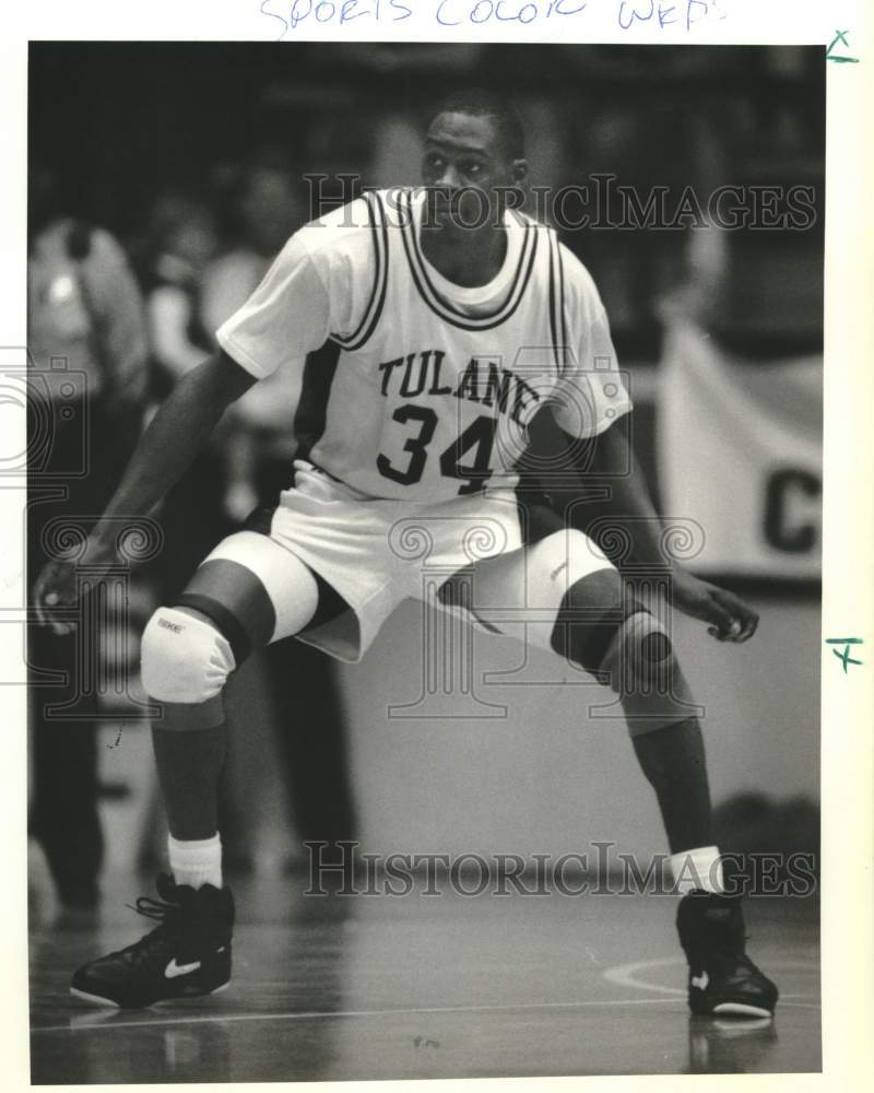Load image into Gallery viewer, 1992 Press Photo Tulane basketball player Makeba Perry ready to guard opponent
