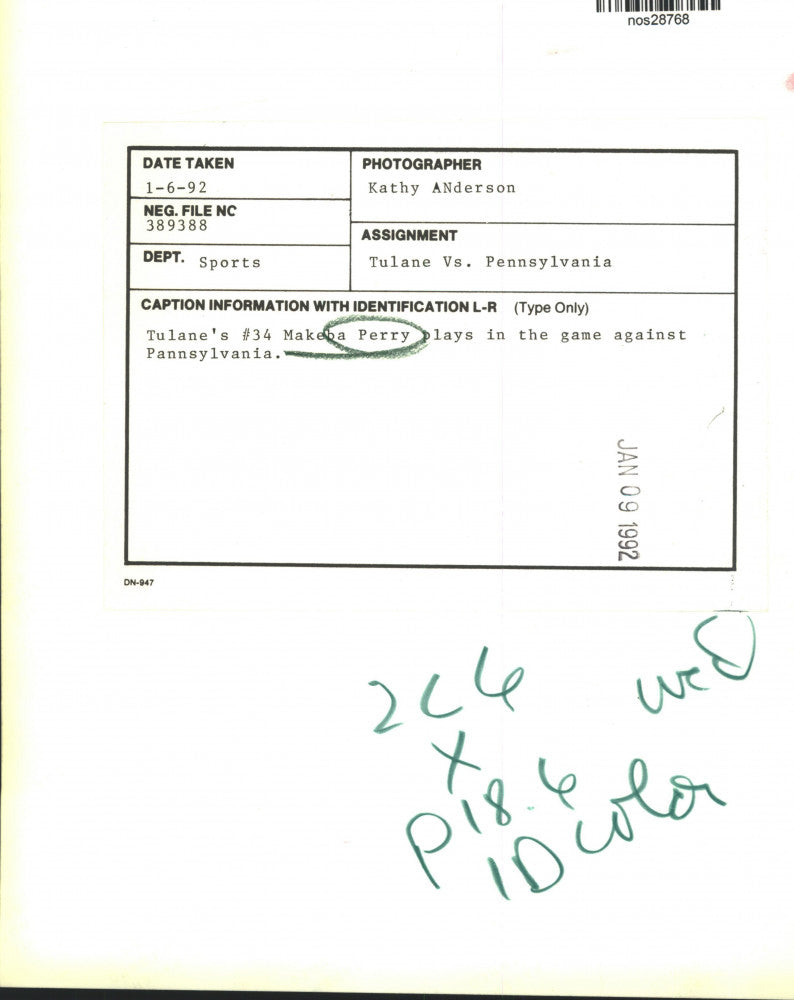 1992 Press Photo Tulane basketball player Makeba Perry ready to guard opponent