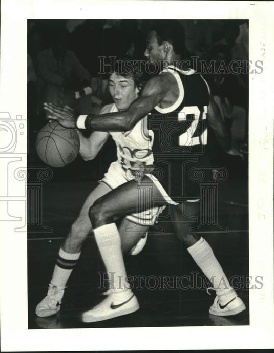 1981 Press Photo UNO basketball player Tim Owens gets fouled by Darien Hillard- Historic Images