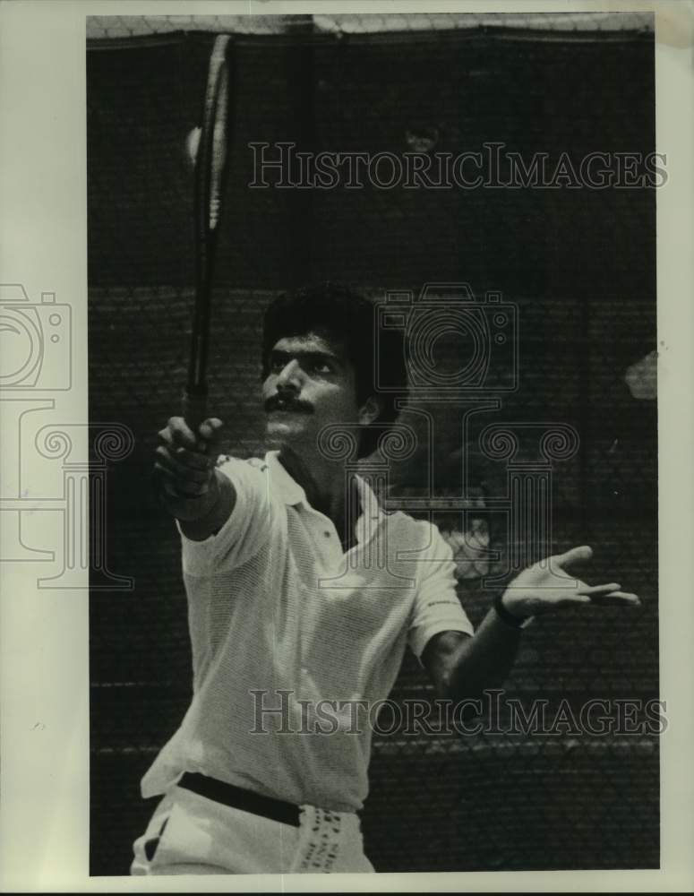 1980 Press Photo Tennis - Burzis Kanga Swinging the Racket - nos28868- Historic Images