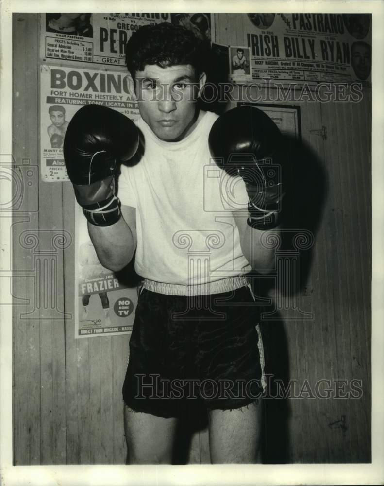 1970 Press Photo Boxer Tony Licata of New Orleans poses in front of posters- Historic Images