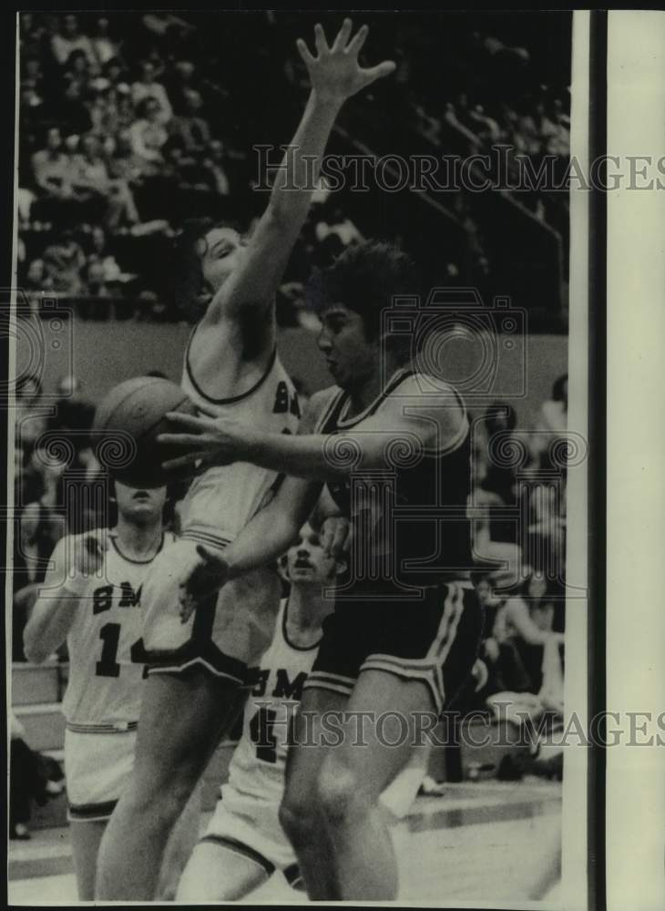 1975 Press Photo Tulane basketball player Marty Prendergast drives to basket- Historic Images