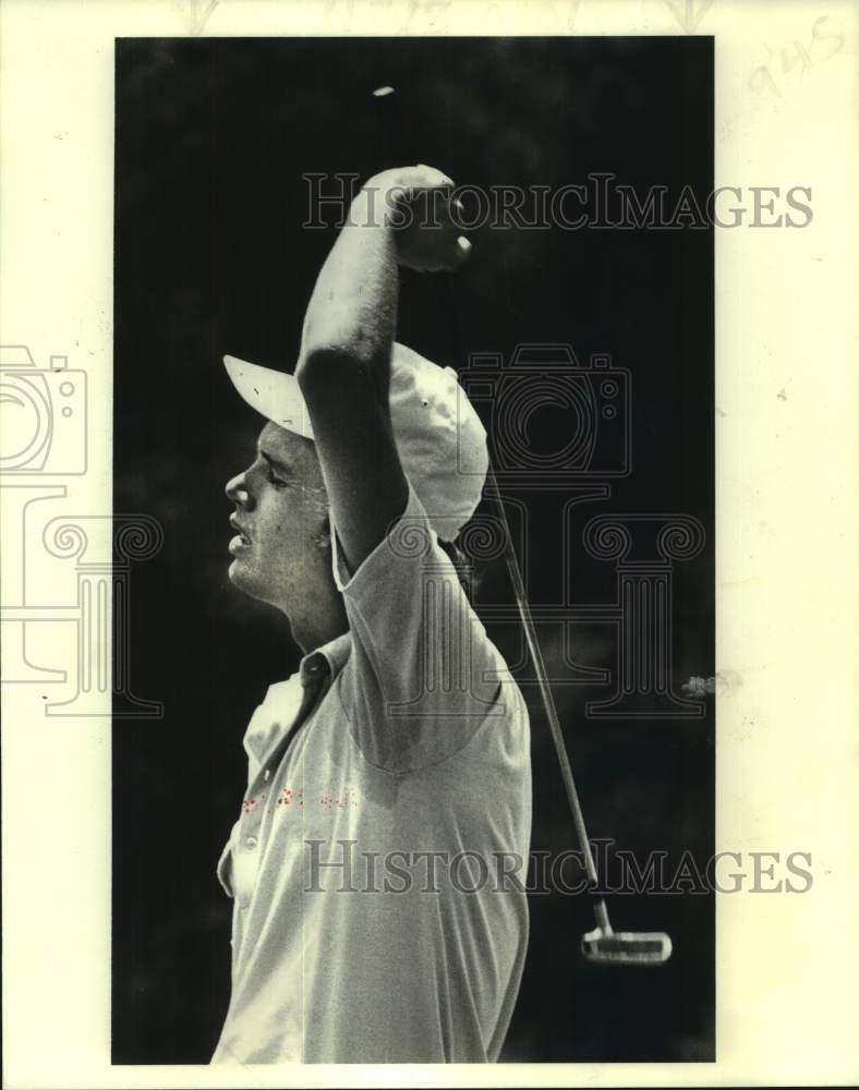 1980 Press Photo Golfer Carl Poche looks dejected after missing putt at NOGA- Historic Images