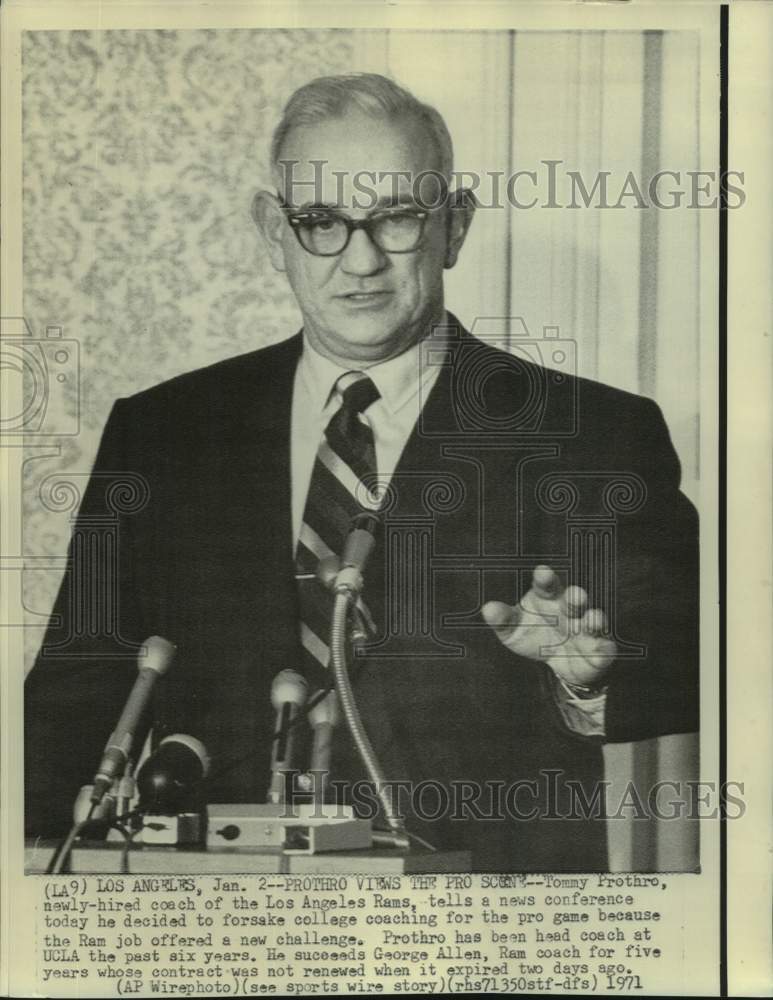 1971 Press Photo Los Angeles Rams Coach Tommy Prothro Talks at News Conference- Historic Images