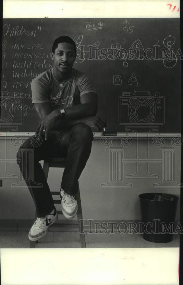 1987 Press Photo Former LSU football player Marcus Quinn in a classroom- Historic Images