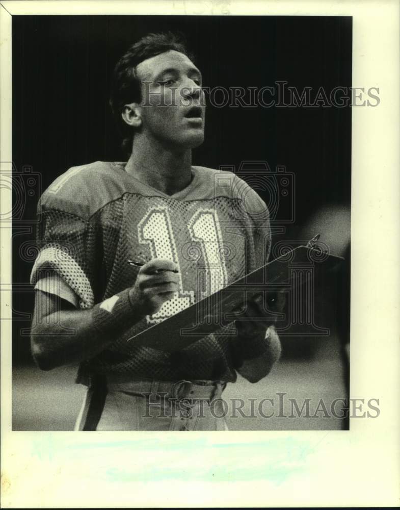 1984 Press Photo Elmhurst Football Player Jeff Quinn with Clipboard - nos29047- Historic Images