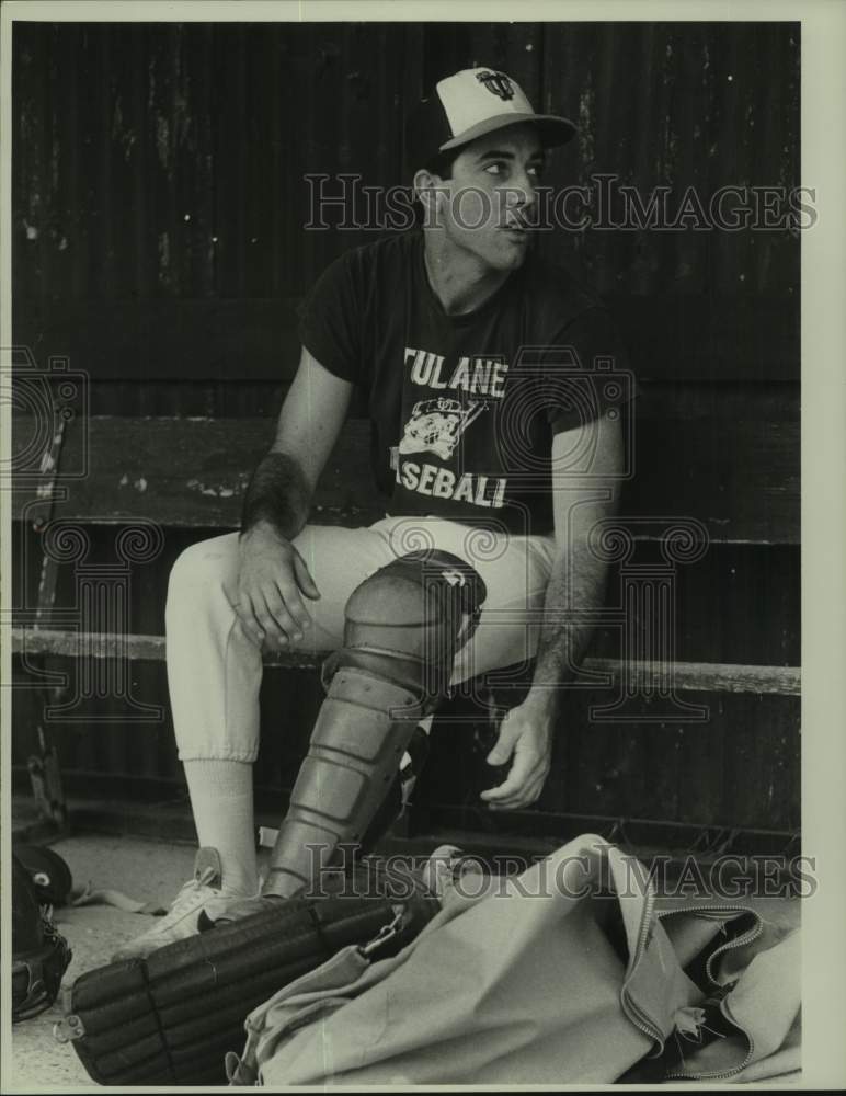 1984 Press Photo Tulane baseball catcher Chris Rivette puts on protective gear- Historic Images